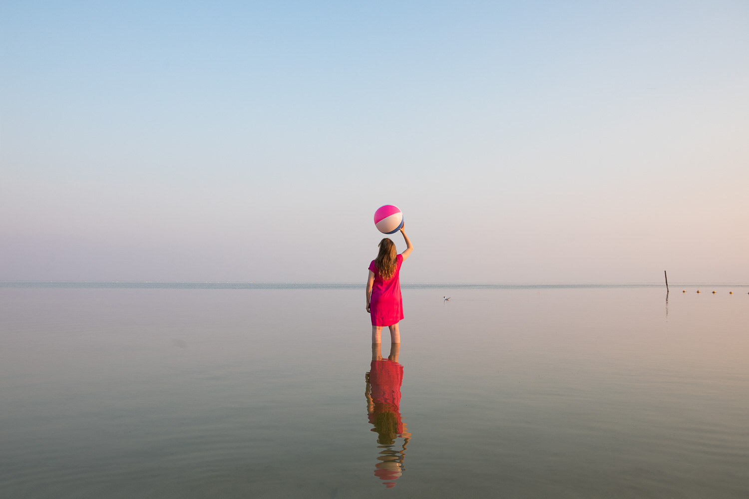 IJsselmeerkust Gaasterland vrouw met strandbal