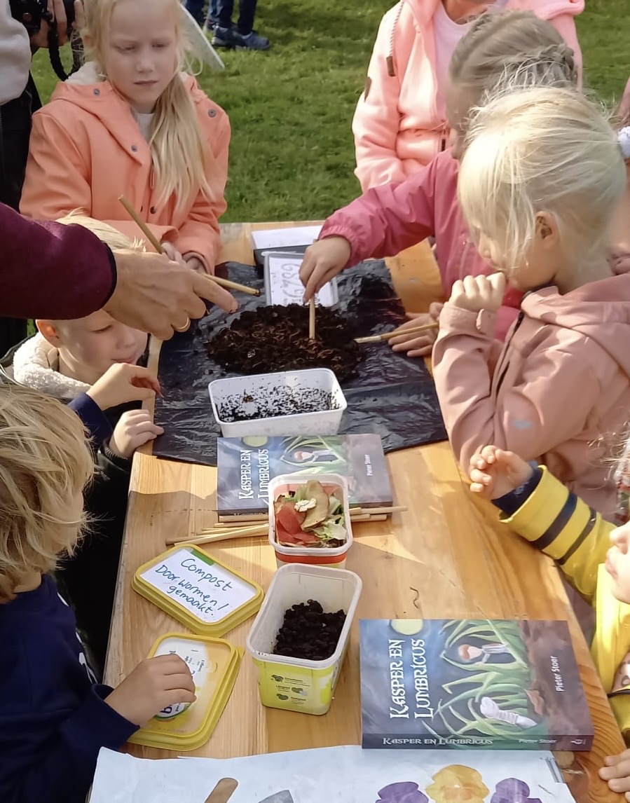 Kidscollege ‘Wormen’ door kinderboekenschrijver en landbouwadviseur Pieter Stoer