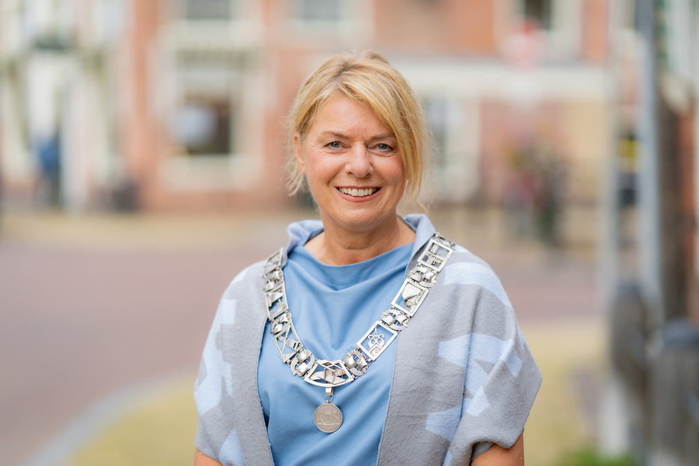 Laurentiuslêzing boargemaster Jannewietske de Vries: Fine en Ferbine