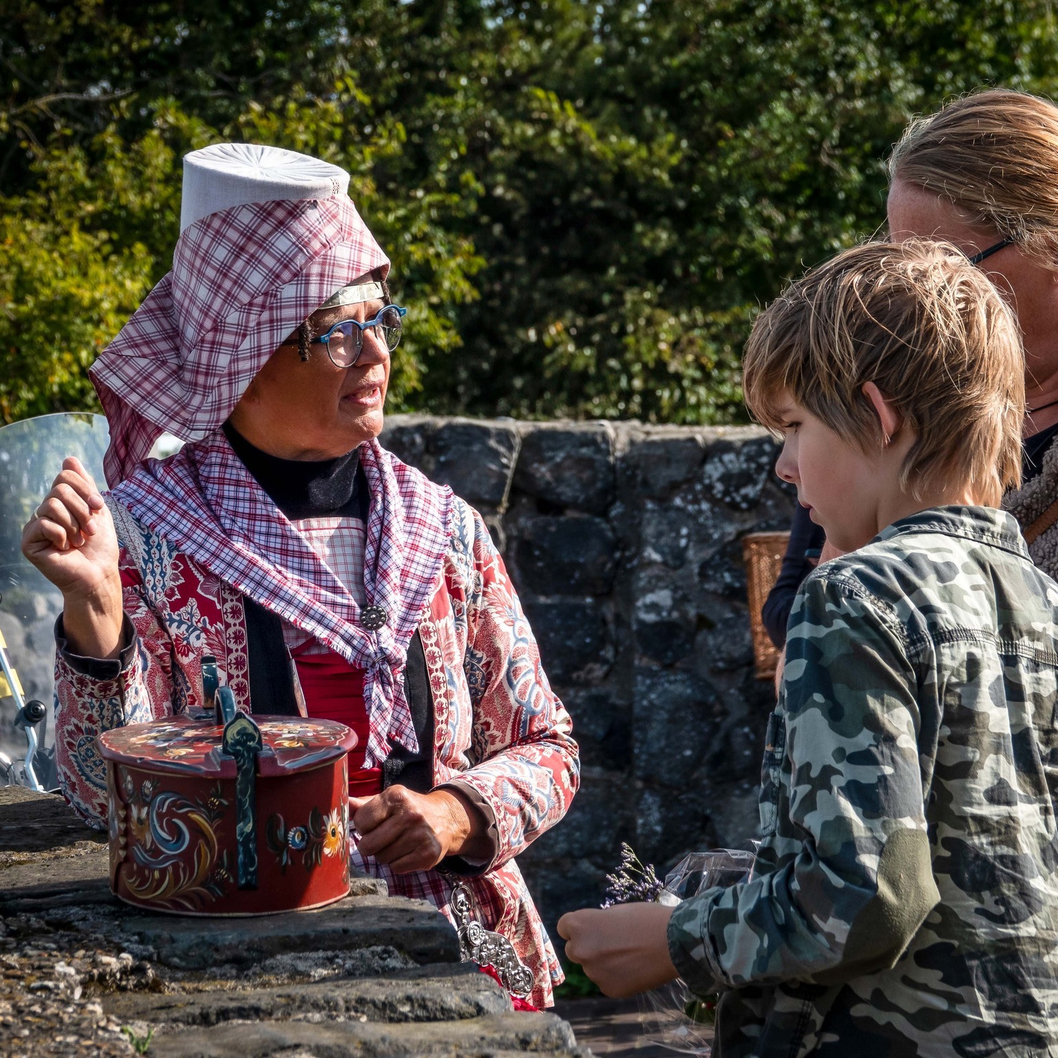 Gratis stadswandeling en rondvaart met gids in Hindelooper kostuum